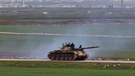 Ein syrischer Panzer in der Provinz Idlib. Syrien und die Türkei geraten immer mehr aneinander.