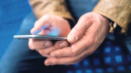 Nervig: Peinliche Videos und Schneeball-E-Mails auf dem Smartphone.