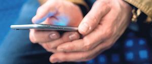 Nervig: Peinliche Videos und Schneeball-E-Mails auf dem Smartphone.