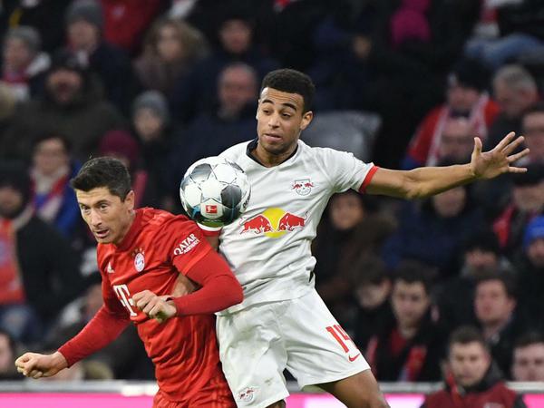 Oben wird es eng: Im Spitzenspiel zwischen Bayern München und RB Leipzig (hier Robert Lewandowski gegen Tyler Adams) ging es hoch her.