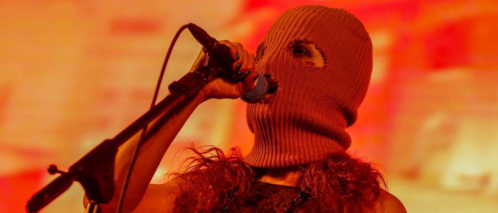 Die Sängerin Maria Alyokhina der Frauenband Pussy Riot bei einem öffentlichen Auftritt.