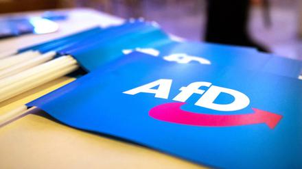 Fähnchen mit dem Logo der AfD beim Landesparteitag in Bayern (Archivbild) 
