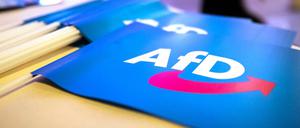 Fähnchen mit dem Logo der AfD beim Landesparteitag in Bayern (Archivbild) 