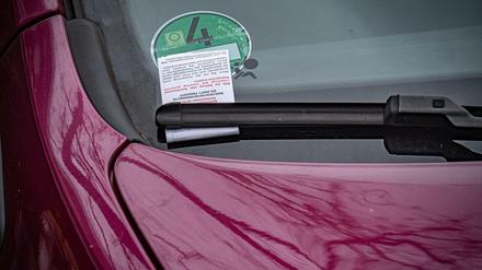 Ein Falschparker mit einem Strafzettel an der Windschutzscheibe (Symbolbild).