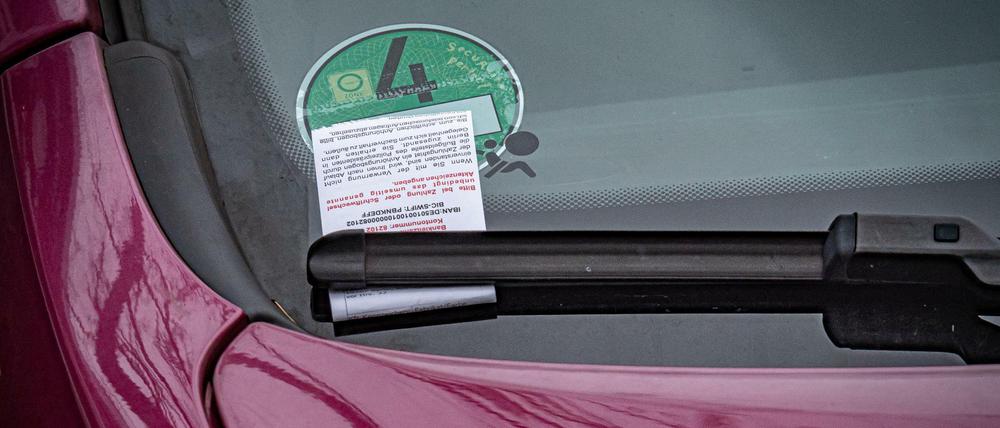 Ein Falschparker mit einem Strafzettel an der Windschutzscheibe (Symbolbild).