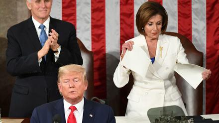 Protest per Papier. Nancy Pelosi zerreißt eine Kopie der Trump-Rede.