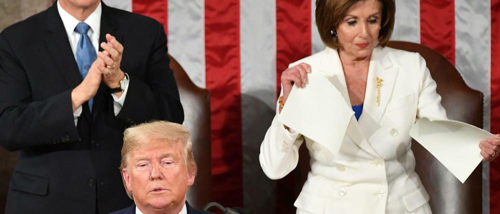 Protest per Papier. Nancy Pelosi zerreißt eine Kopie der Trump-Rede.