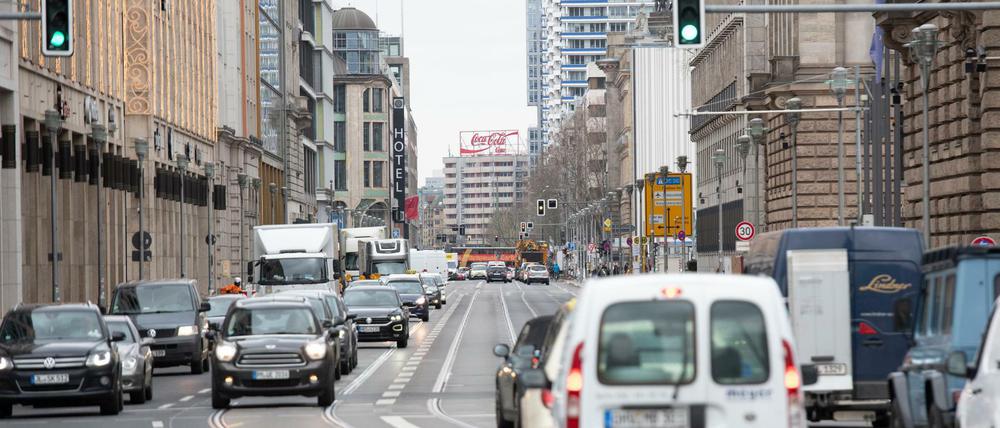 Fahrzeuge sind auf der Leipziger Straße unterwegs.