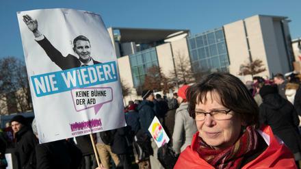 Ist Höcke ein zweiter Hitler? Demonstration in Berlin gegen die Ereignisse in Thüringen. 