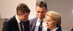 Gavin Williamson, Anders Fogh Rasmussen und Ursula von der Leyen beraten sich auf der Münchner Sicherheitskonferenz 2019.