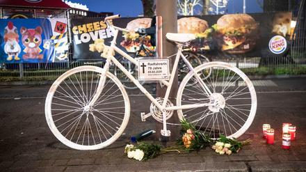 Ein sogenanntes weißes Geisterrad steht an der Holzhauser Straße, unweit der Auffahrt zur A111. Dort ereignete sich ein Verkehrsunfall mit einer Radfahrerin und einem Sattelzug. 