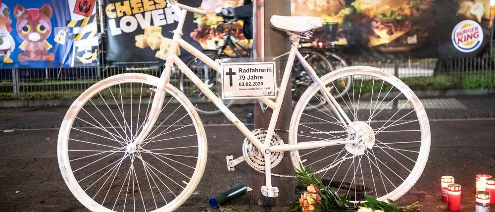 Ein sogenanntes weißes Geisterrad steht an der Holzhauser Straße, unweit der Auffahrt zur A111. Dort ereignete sich ein Verkehrsunfall mit einer Radfahrerin und einem Sattelzug.