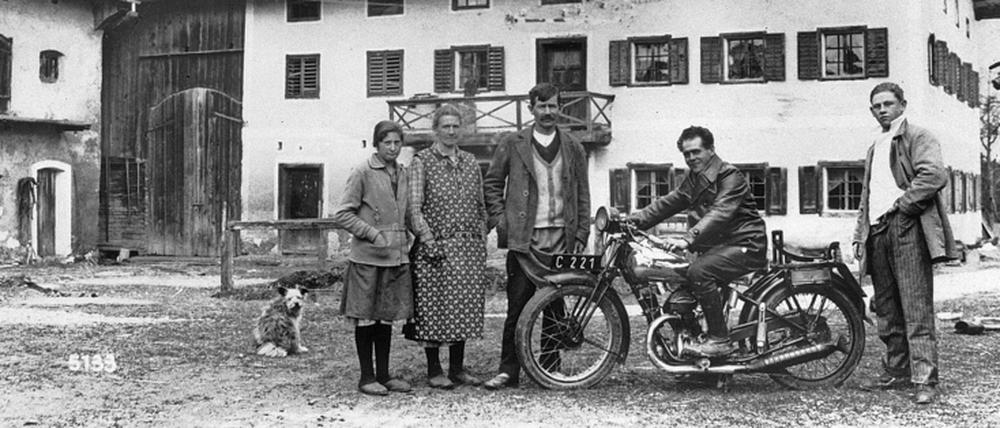 Franz Jägerstätter (mit Motorrad) verweigerte den Eid auf Adolf Hitler.