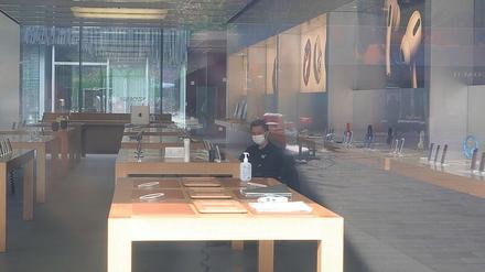 Ein Security-Mitarbeiter hütet das wegen des Virus’ geschlossene Geschäft in Peking.