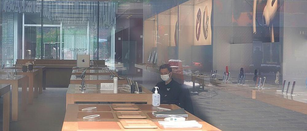 Ein Security-Mitarbeiter hütet das wegen des Virus’ geschlossene Geschäft in Peking.