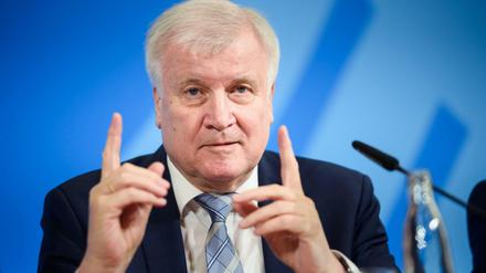 Innenminister Horst Seehofer (CSU) wird gern deutlich. Am Dienstag verhandelt das Verfassungsgericht seine Attacke gegen die AfD-Fraktion.