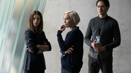 Jana (Paula Beer, l.), Ben (Noah Saavedra) und Lilou Guerin (Elisabet Johannesdottir, M.) leiten in der Serie das Start-up.