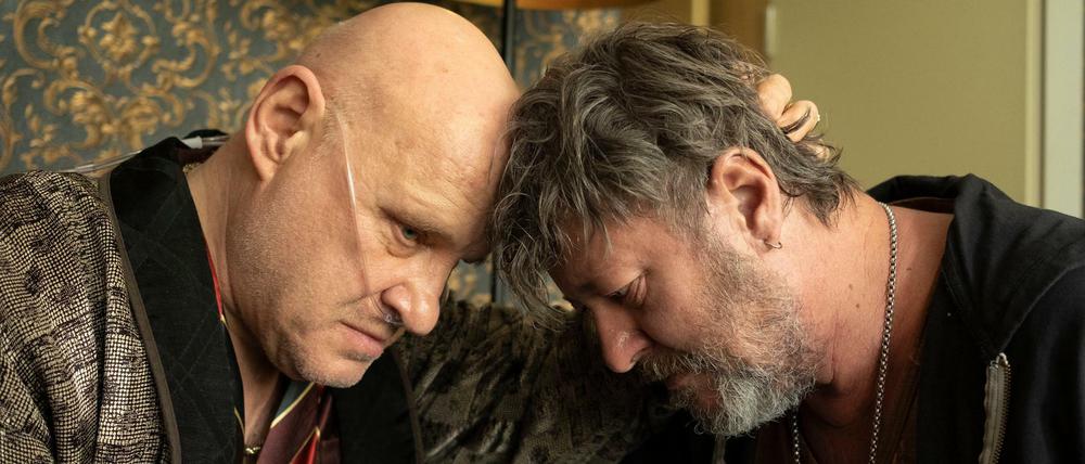  Egon Pohl (Christian Redl) und Michael Lübke (Michael Thomas) trauern.
