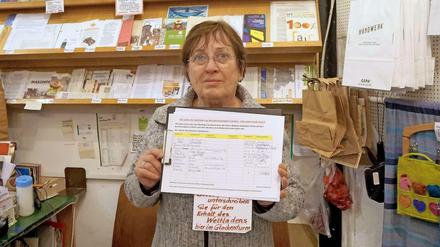 Renate Neumann sammelt Unterschriften für den von ihrer Familie geführten Weltladen im Glockenturm der Gedächtniskirche.