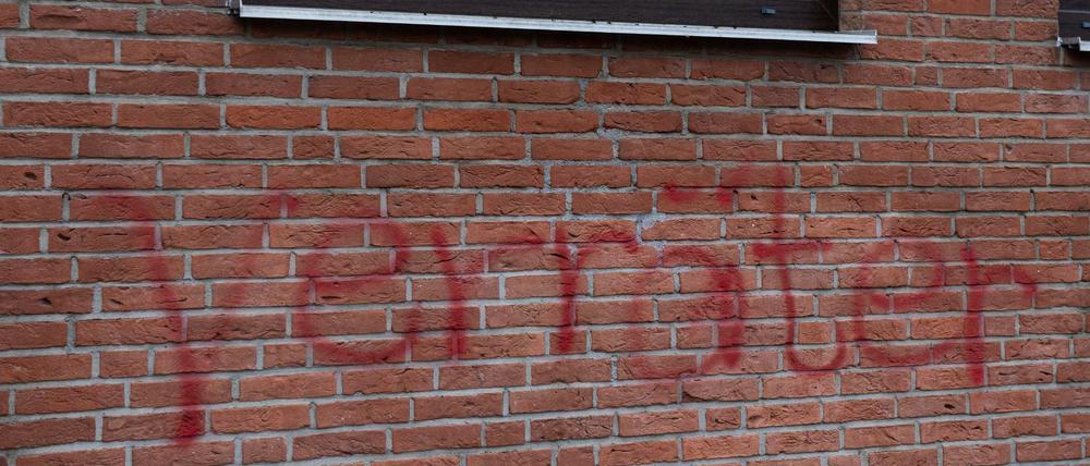 Der Schriftzug "Verräter" steht unter einem Fenster des Büros des FDP-Kreisverbandes Göttingen-Osterode. 