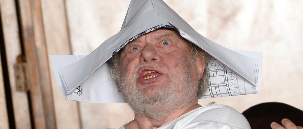 Volker Spengler als Knut Brovik in "Baumeister Solness" nach Henrik Ibsen.