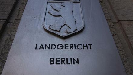 Der Eingang des Landgerichts Berlin mit dem Schriftzug des Gerichts und dem Berliner Wappen.