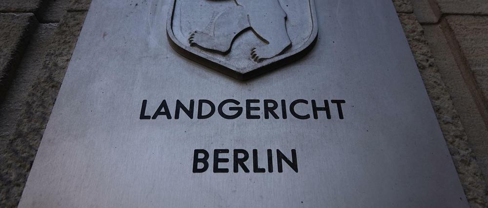 Der Eingang des Landgerichts Berlin mit dem Schriftzug des Gerichts und dem Berliner Wappen.