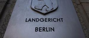 Der Eingang des Landgerichts Berlin mit dem Schriftzug des Gerichts und dem Berliner Wappen.