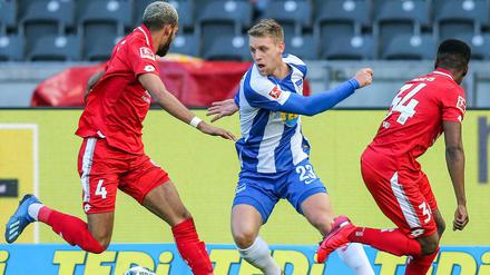 Arne Maier (Mi.) und Hertha BSC waren chancenlos gegen Mainz (im Bild Jeremiah St. Juste, li.. und Ridle Baku). 