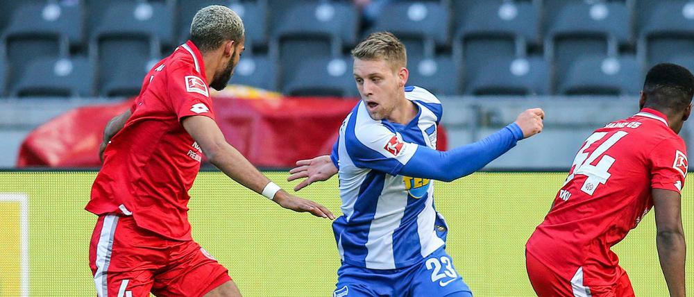 Arne Maier (Mi.) und Hertha BSC waren chancenlos gegen Mainz (im Bild Jeremiah St. Juste, li.. und Ridle Baku).