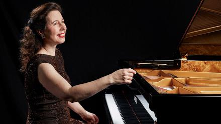 Die Pianistin Angela Hewitt am Flügel.