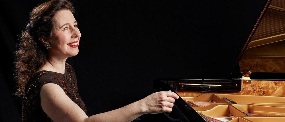 Die Pianistin Angela Hewitt am Flügel.