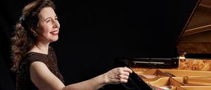Die Pianistin Angela Hewitt am Flügel.