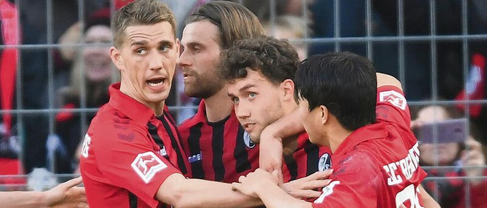 Geherzt. Luca Waldschmidts (2. v. r.) Elfmetertor reichte dem SC Freiburg zum Sieg gegen Hoffenheim. Foto: Patrick Seeger/dpa