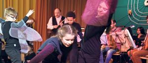 Szene aus einem Musik- und Tanz-Projekt an einer Berliner Ganztagsgrundschule.