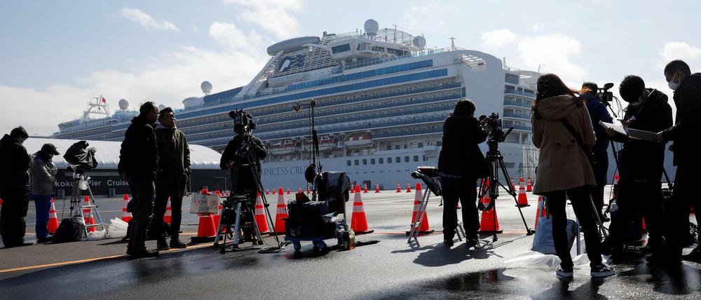 Journalisten warten im Hafen von Yokohama.