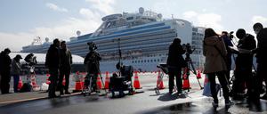Journalisten warten im Hafen von Yokohama.