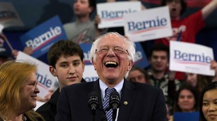 Strahlender Sieger: Senator Bernie Sanders. Noch mehr zu Lachen hatten aber womöglich die Fans des US-Präsidenten: Trump machte sich per Twitter über die Kandidaten der Demokraten lustig. 
