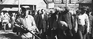 Auf den Solowezki-Inseln starten die Bolschewiki einen ersten Großversuch mit Zwangsarbeitern. Dieses Gulag-System wurde für spätere Lager übernommen. 