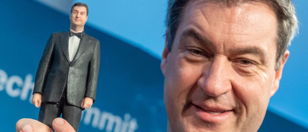Markus Söder, CSU-Chef und Ministerpräsident von Bayern, mit einer Söder-Puppe