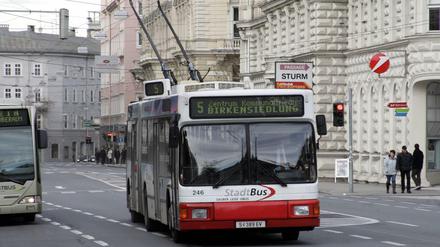 In der Salzburger fahren fast alle Busse mit Strom aus der Oberleitung.