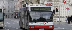 In der Salzburger fahren fast alle Busse mit Strom aus der Oberleitung.