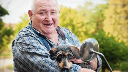 Nicht ohne seinen Dackel. Horst Krause muss auch in seinem neuen Horst-Krause-Film die Familie wieder zusammenbringen und Brandenburg am Laufen halten. 