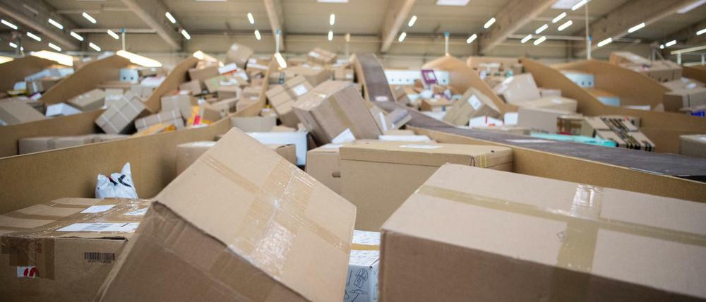Ein Paketzentrum von DHL. Neue oder neuwertige Waren, die als Abfall entsorgt werden - so etwas soll es nach dem Willen von Umweltministerin Schulze künftig nicht mehr geben. 