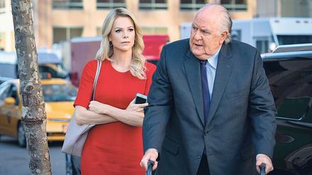 Die Journalistin und das Biest: Megyn Kelly (Charlize Theron) und Fox-Chef Roger Ailes (John Lithgow) mit Gehhilfe. 