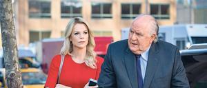 Die Journalistin und das Biest: Megyn Kelly (Charlize Theron) und Fox-Chef Roger Ailes (John Lithgow) mit Gehhilfe. 