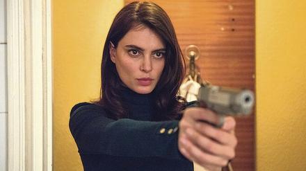 Treffsicher. Gilda (gespielt von Exmodel Catrinel Marlon) schießt sich als Ganovenbraut notfalls ihren Weg frei.