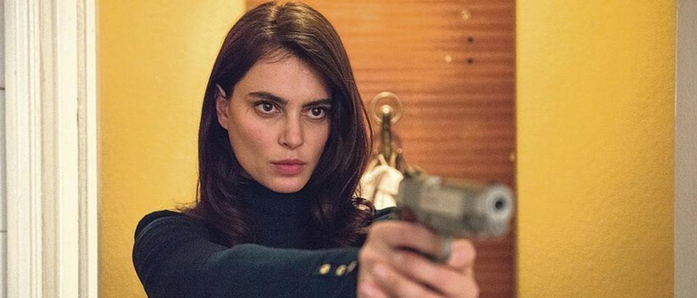Treffsicher. Gilda (gespielt von Exmodel Catrinel Marlon) schießt sich als Ganovenbraut notfalls ihren Weg frei.