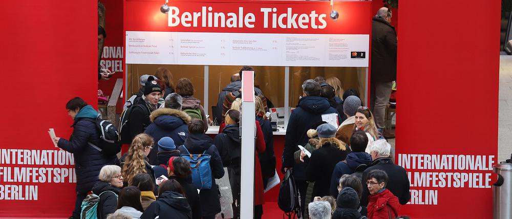 Schlange stehen ist für viele Teil des Berlinale-Gefühls – hier der Ticketschalter in den Arkaden am Potsdamer Platz.