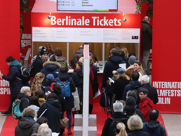 Schlange stehen ist für viele Teil des Berlinale-Gefühls – hier der Ticketschalter in den Arkaden am Potsdamer Platz.
